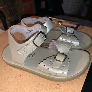 footnotes saltwater sandals gold sz 7